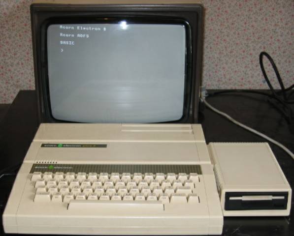 Acorn Electron + Plus 1 + Plus . Fte: "https://chrisacorns.computinghistory.org.uk/"