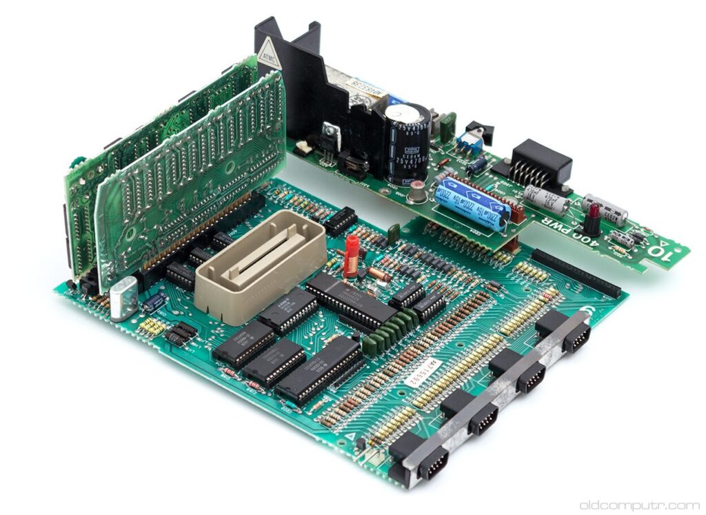 Atari 400 Boards- Fte: https://www.oldcomputr.com/